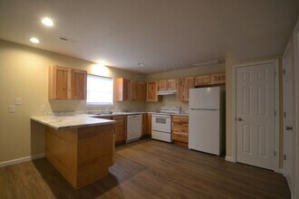 Building Photo - Spacious 3 Bed, 1.5 Bath Fourplex Unit in Buffalo, MO
