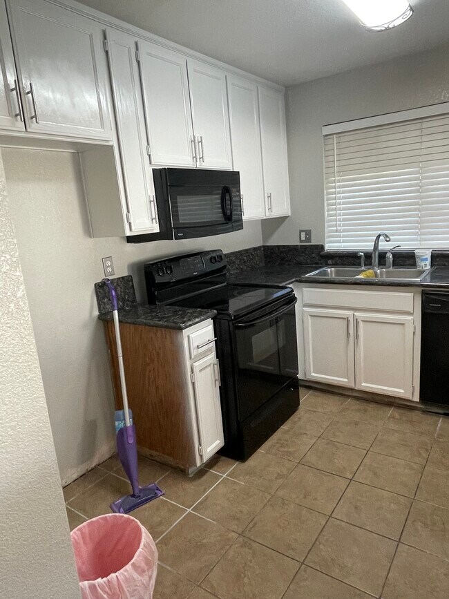Building Photo - 2137 Laredo Ln