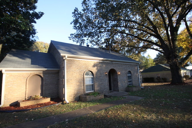 Building Photo - 3816 Windyke Dr