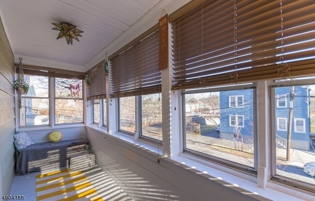 Building Photo - 198 Forest St