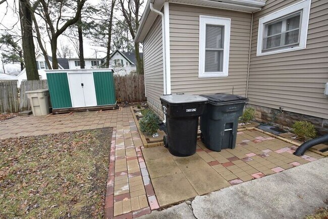 Building Photo - Close to IUSB Campus and Farmer's market.