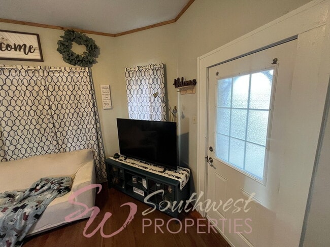 Building Photo - Charming 2 Bedroom Home with Hardwood Floors, Bay Window, High Ceilings + Fenced Yard!
