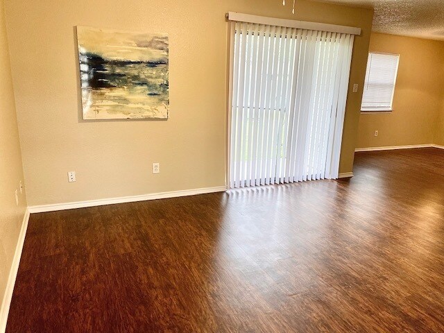 Building Photo - Spacious 1St floor 2 bedroom apartment ! w...