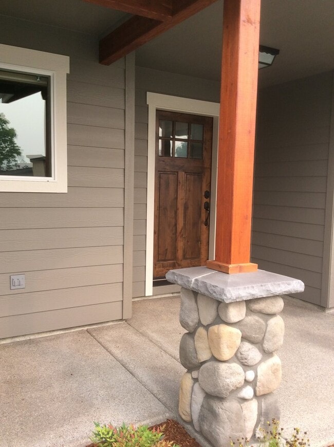 Building Photo - Newer Home