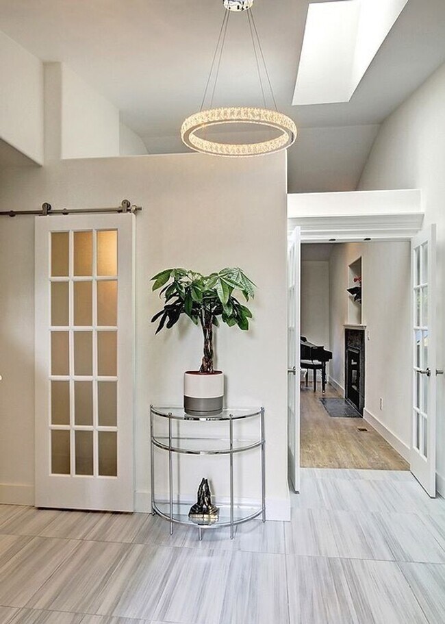 Building Photo - Beautifully remodeled 4bd, 3ba home in EVE...
