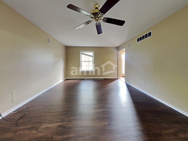 Foto del edificio - 15 Whispering Woods Ln