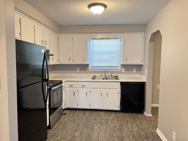 Building Photo - Great Location! 2 bed 1 bath off 101st!