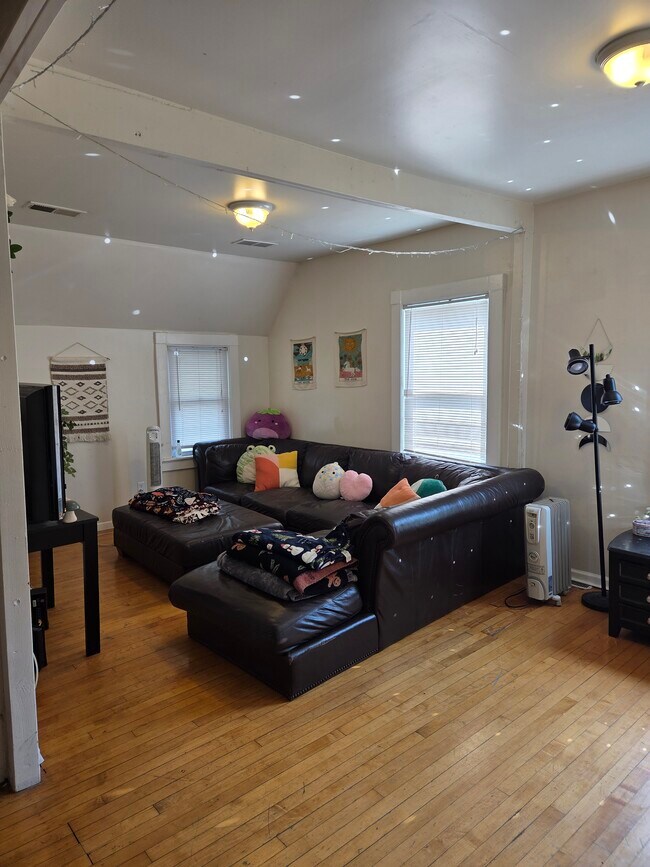 Foto del edificio - 3322 N Downer Ave