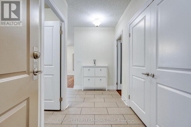 Photo du bâtiment - 240-240 Villagewalk Blvd