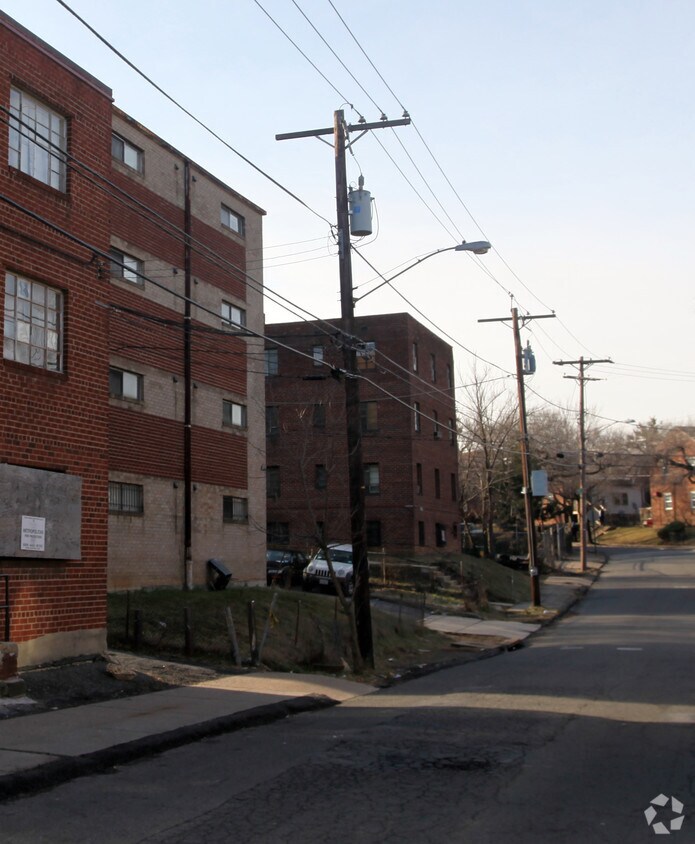 Building Photo - 2936 Knox Pl SE