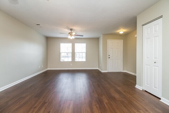Building Photo - 805 Creek Oak Dr