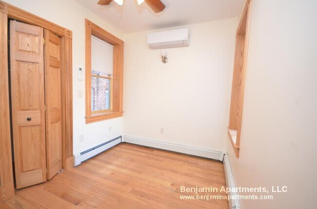 Building Photo - 5 Phillips St