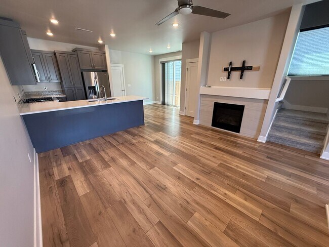Foto del edificio - Petrosa!  3 Bdrm, 2.5 Bath 1450 sq ft Townhouse (end unit), All Appliances, Air Conditioning, DOG...