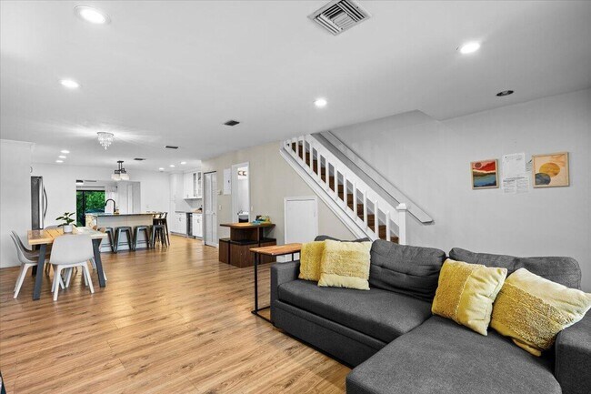 Building Photo - 1602 Montauk Dr