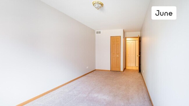 Building Photo - ROOM ONLY in 4-bed/2.5-bath Home
