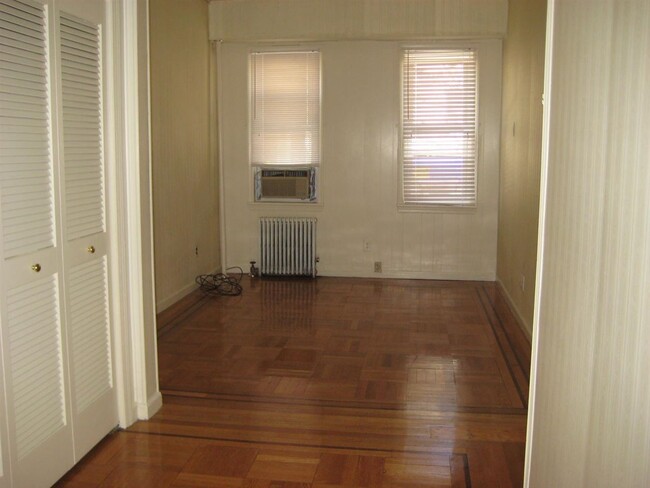 Building Photo - 527 Adams St