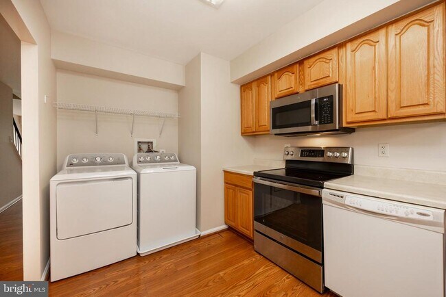 Building Photo - 27 Yorktown Ct