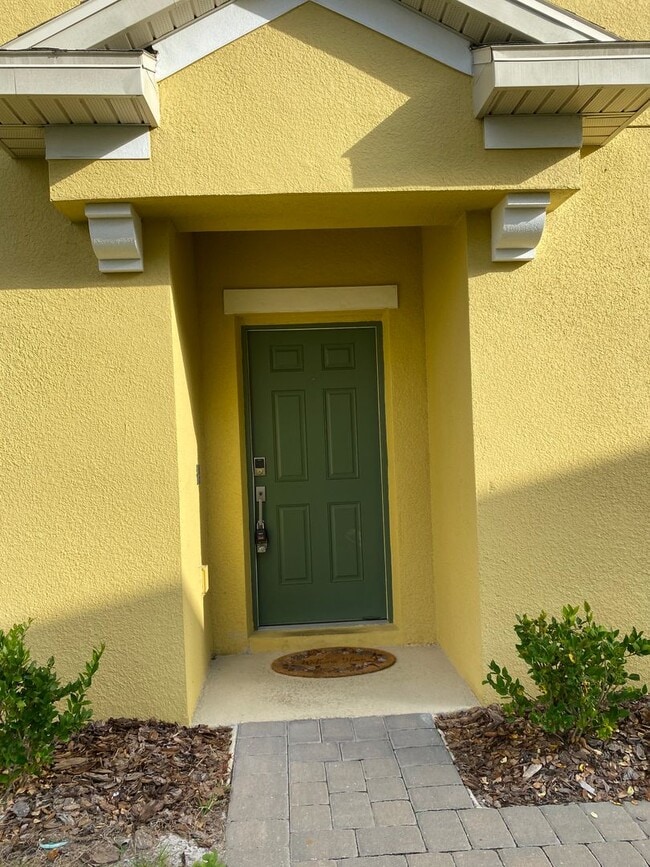 Building Photo - GATED 3 BR/2.5 TOWNHOUSE