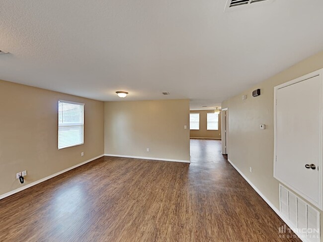 Building Photo - 505 Rosemary Dr