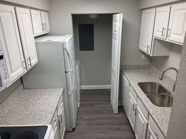 Building Photo - LIKE NEW!!!! Wonderful 2/1 Condo with Fireplace - Available NOW!