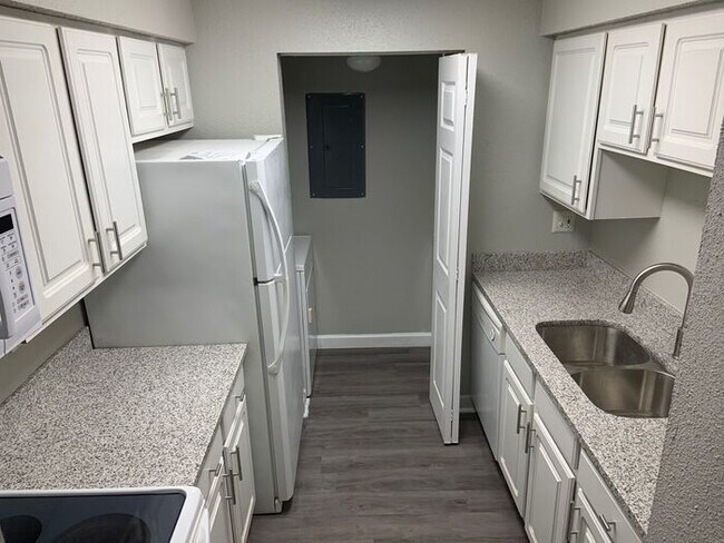 Foto del edificio - LIKE NEW!!!! Wonderful 2/1 Condo with Fireplace - Available NOW!