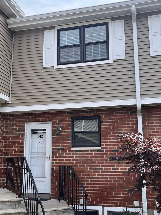 Building Photo - 142 Hampton Ct