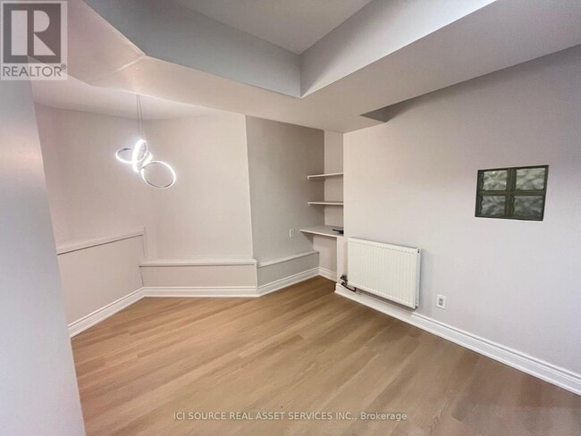 Building Photo - 2 Bellwoods Park