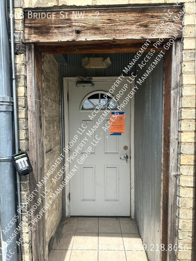 Foto del edificio - 608 Bridge St NW