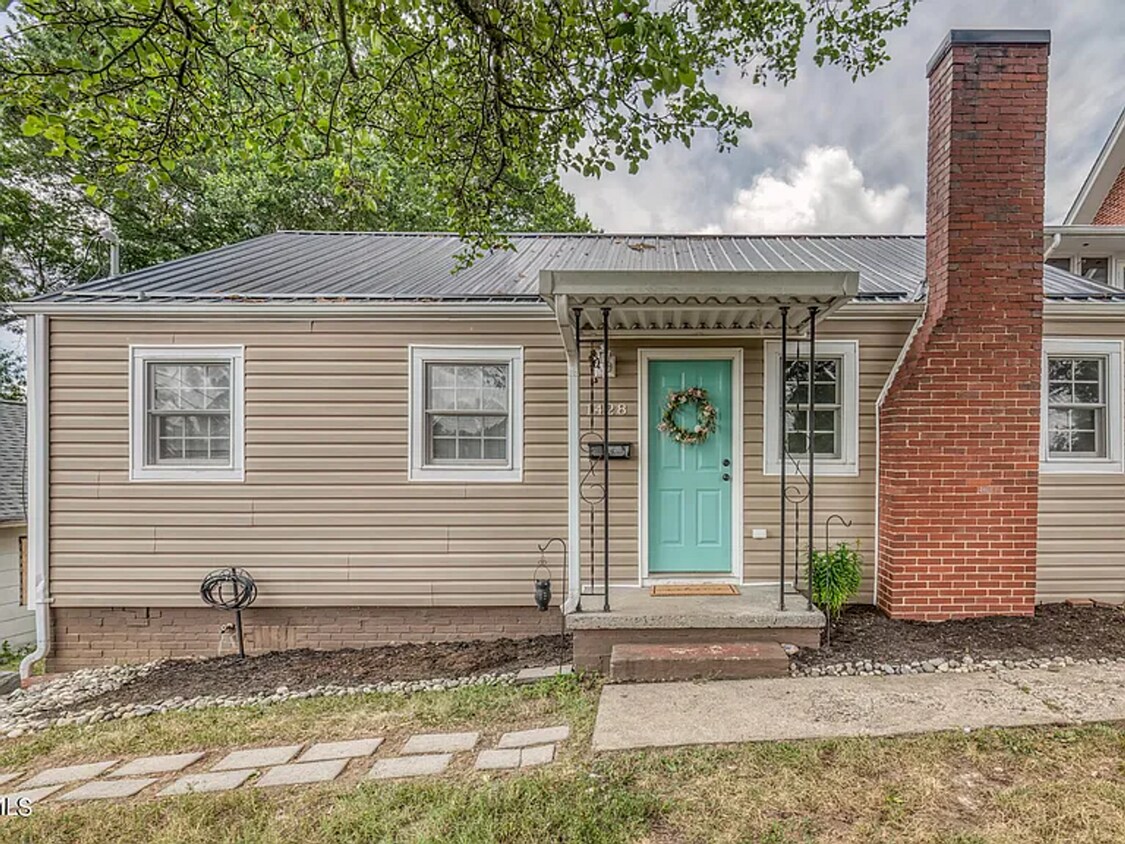 Primary Photo - Charming 2-Bedroom Cottage