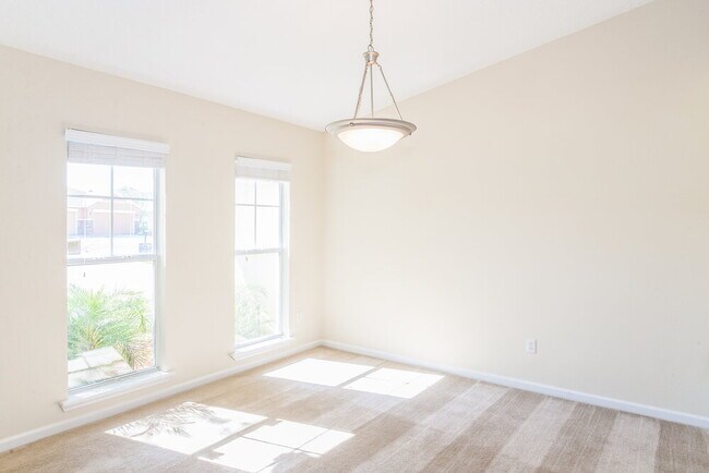 Foto del edificio - 4143 Sherman Hills Pkwy W