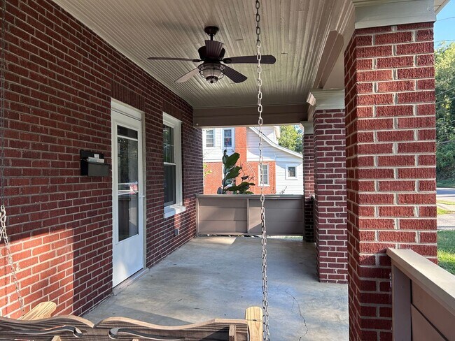 Building Photo - Spacious 4 BR brick home, Minutes to Medic...
