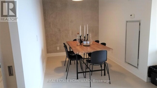 Building Photo - 608 Richmond St W