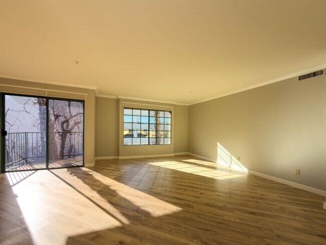 Foto del edificio - Spacious 3BR Condo in Downtown Glendale!