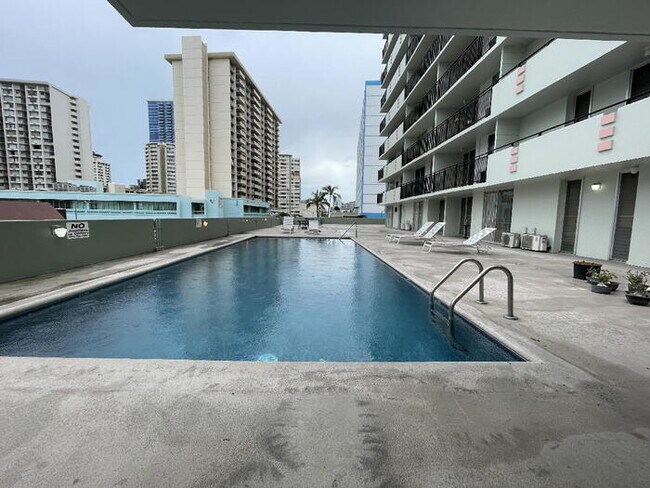 Building Photo - KAPIOLANI TOWERS 2/1/1 sec, split A/C, c-f...