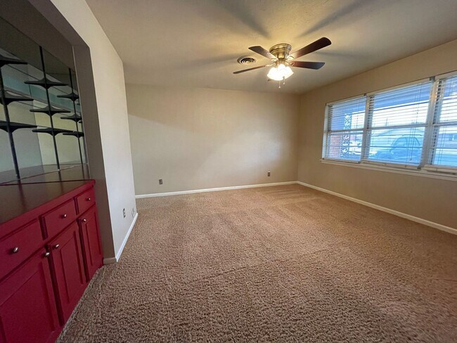 Building Photo - Huge 3/2 home available immediately!!