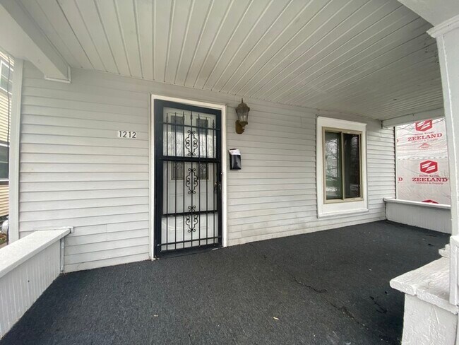 Building Photo - 4 Bedroom 1.5 Bath Single Family Home for ...