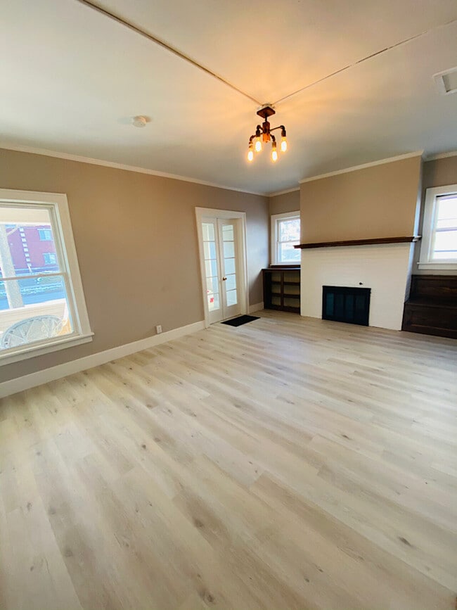 Building Photo - 420 N Dubuque St