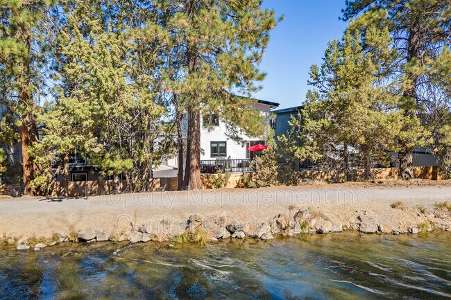 Building Photo - 1321 SW Boardwalk Ln