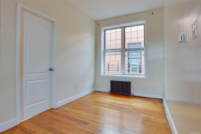 Building Photo - 596 Vermont St