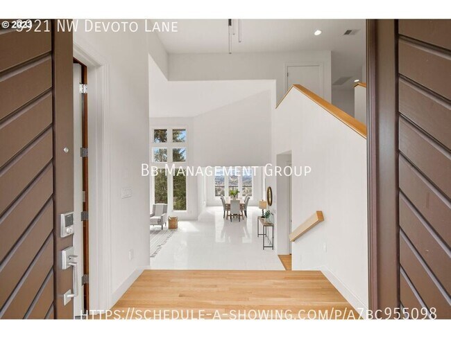 Building Photo - Beautiful Forest Heights Home!! Gourmet ki...