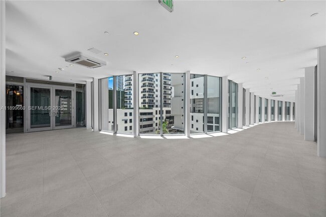 Building Photo - 700 NE 24th St