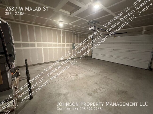 Building Photo - Contemporary Nearly New Townhome on the Bo...