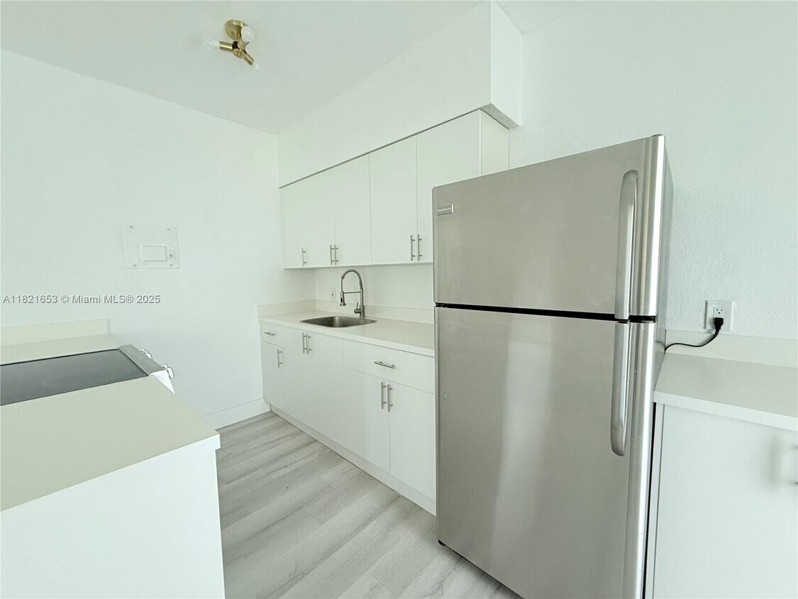 Foto principal - 9270 E Bay Harbor Dr