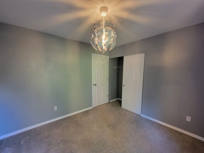 Building Photo - Spacious and Beautiful 4 bedroom in convenient Port Orchard location