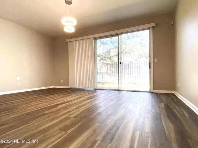 Building Photo - 5885 PARKSTONE CROSSING Dr