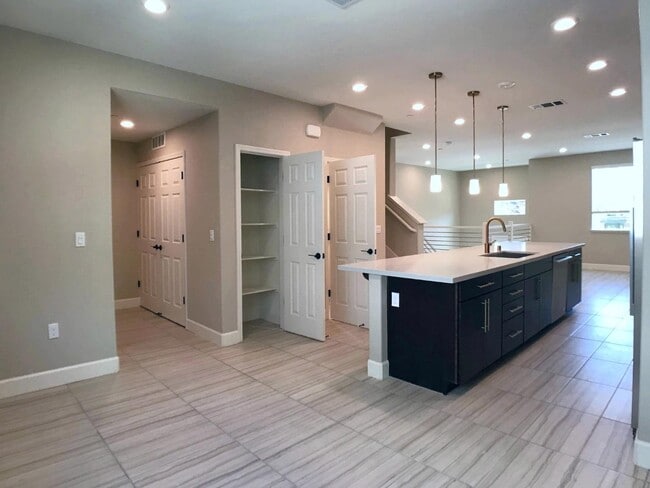 Building Photo - 111 Llano de los Robles Ave