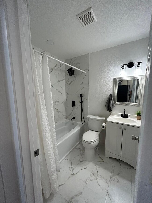 Foto del edificio - Charming Renovated 1 Bed / 1 Bath Apartment – Quiet North Dallas Living