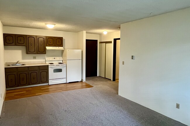 Living area / kitchen - Applewood Retirement Community