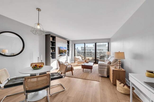 Bienvenido a casa - 2020 N Lincoln Park W