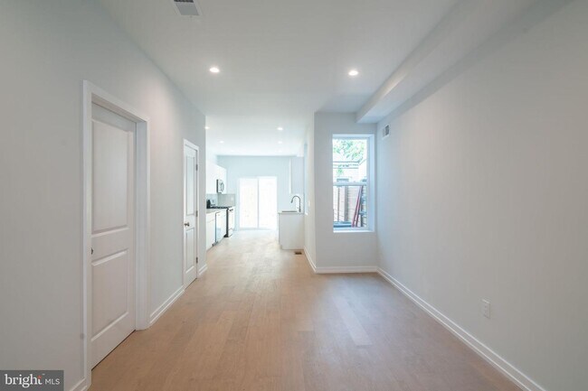 Building Photo - 1260 S 24th St